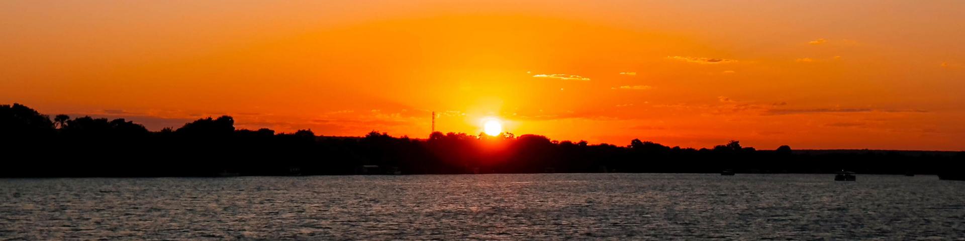 Źródło: Shearwater Victoria Falls Luxury Sunset Boat Cruise